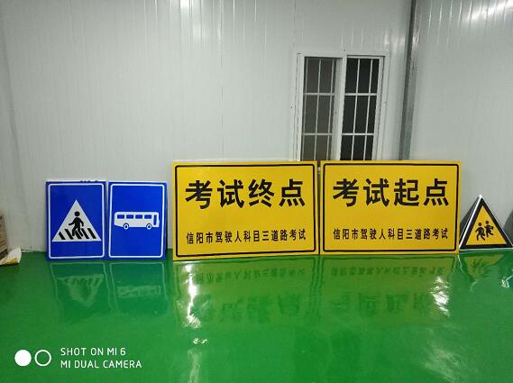 標志牌無塵貼膜車間